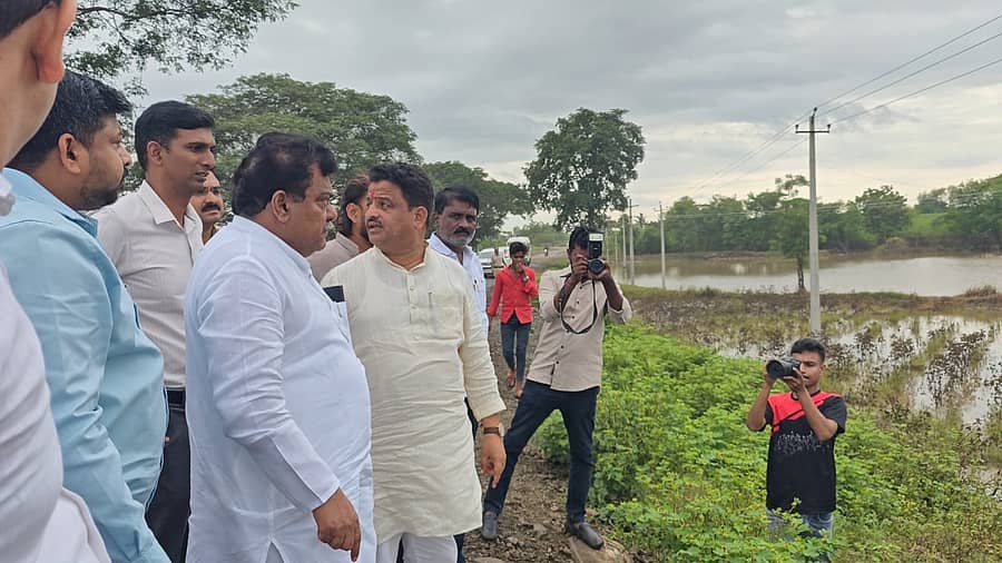 ವಿಜಯಪುರ ಜಿಲ್ಲೆಯ ದೇವಣಗಾಂವ ಗ್ರಾಮದ ಬಳಿ ಹೊಲದಲ್ಲಿ ನಿಂತಿರುವ ನೀರನ್ನು ಭಾನುವಾರ ಜಿಲ್ಲಾ ಉಸ್ತುವಾರಿ ಸಚಿವ ಎಂ.ಬಿ. ಪಾಟೀಲ, ಶಾಸಕ ಅಶೋಕ ಮನಗೂಳಿ ವೀಕ್ಷಿಸಿದರು 