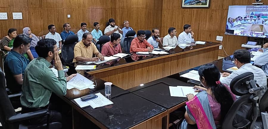 ಬೆಳೆ ಹಾನಿ ಸಮೀಕ್ಷೆ ಸಂಬಂಧ ಚರ್ಚಿಸಲು ರಾಯಚೂರು ಜಿಲ್ಲಾಧಿಕಾರಿ ಕಚೇರಿ ಸಭಾಂಗಣದಲ್ಲಿ ಕರೆದಿದ್ದ ಜಿಲ್ಲಾ ಮಟ್ಟದ ಅಧಿಕಾರಿಗಳ ಸಭೆ ಹಾಗೂ ವಿಡಿಯೊ ಸಂವಾದದಲ್ಲಿ ಜಿಲ್ಲಾಧಿಕಾರಿ ನಿತೀಶ್ ಕೆ. ಮಾತನಾಡಿದರು. ಈಶ್ವರ ಕಾಂದೂ, ಸುರೇಶ ವರ್ಮಾ ಉಪಸ್ಥಿತರಿದ್ದರು