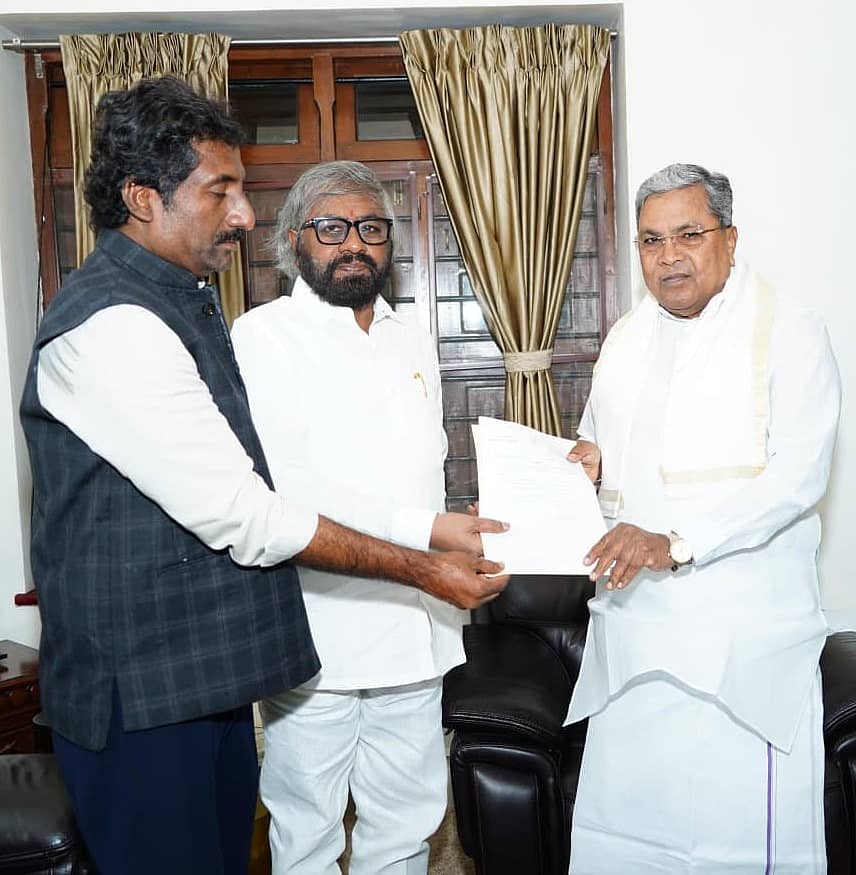 ಸಚಿವರಾದ ಈಶ್ವರ ಬಿ. ಖಂಡ್ರೆ ಹಾಗೂ ಪೌರಾಡಳಿತ ಸಚಿವ ರಹೀಂ ಖಾನ್ ಅವರು ಬೆಂಗಳೂರಿನಲ್ಲಿ ಭಾನುವಾರ ಮುಖ್ಯಮಂತ್ರಿ ಸಿದ್ದರಾಮಯ್ಯ ಅವರನ್ನು ಭೇಟಿ ಮಾಡಿ ಮನವಿ ಸಲ್ಲಿಸಿದರು