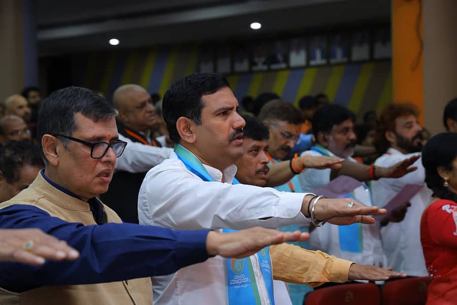 ‘ಮಾಸದ ಮಾಧುರ್ಯ 100’ ಕಾರ್ಯಕ್ರಮದಲ್ಲಿ ಆತ್ಮನಿರ್ಭರ ಭಾರತ– ಸ್ವದೇಶಿ ಸಂಕಲ್ಪದ ಅಂಗವಾಗಿ ಬಿ.ವೈ.ವಿಜಯೇಂದ್ರ, ಅಶೋಕ ಹಾರನಹಳ್ಳಿ ಮತ್ತಿತರರು ಪ್ರತಿಜ್ಞೆ ಸ್ವೀಕಾರ ಮಾಡಿದರು.