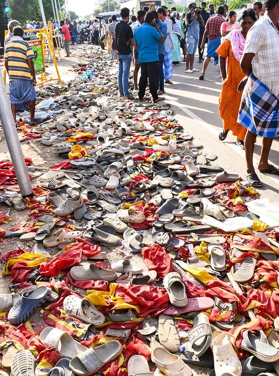 <div class="paragraphs"><p>ಕರೂರು ಜಿಲ್ಲೆಯಲ್ಲಿ ನಡೆದ ರ್ಯಾಲಿಯಲ್ಲಿ ಕಾಲ್ತುಳಿತ ಸಂಭವಿಸಿದ ನಂತರ ಬಿದ್ದಿರುವ ಚಪ್ಪಲಿಗಳ ರಾಶಿ </p></div>