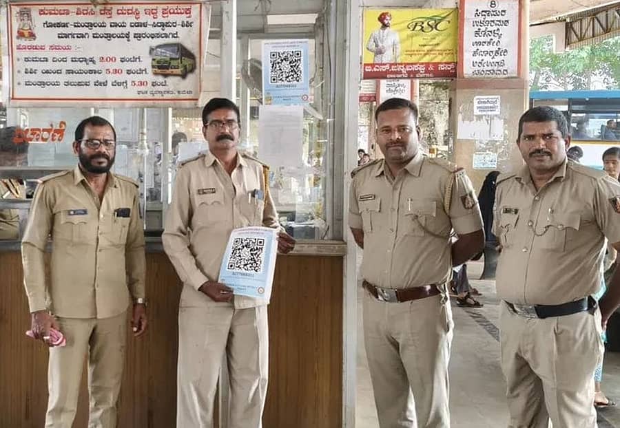 ಕುಮಟಾ ಬಸ್ ನಿಲ್ದಾಣದಲ್ಲಿ ಅಳವಡಿಸುವ ಸಲುವಾಗಿ ಪೊಲೀಸರು ಸಾರಿಗೆ ಸಂಸ್ಥೆಯ ಸಿಬ್ಬಂದಿಗೆ ಕ್ಯೂಆರ್ ಕೋಡ್ ಸ್ಟಿಕ್ಕರ್ ನೀಡಿದರು