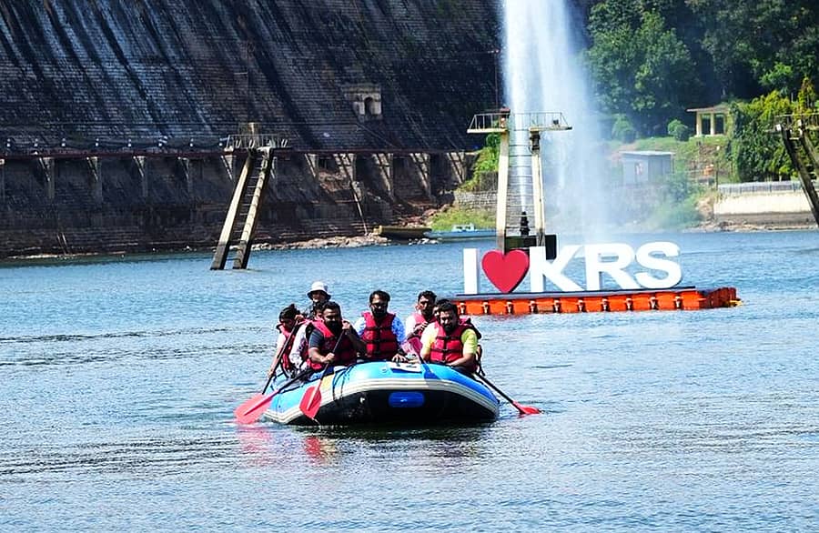 ಶ್ರೀರಂಗಪಟ್ಟಣ ತಾಲ್ಲೂಕಿನ ಕೆಆರ್‌ಎಸ್ ಅಣೆಕಟ್ಟೆ ಮುಂಭಾಗದ ದೋಣಿ ವಿಹಾರ ಸ್ಥಳದಲ್ಲಿ ನಡೆದ ಜಲಕ್ರೀಡೆ