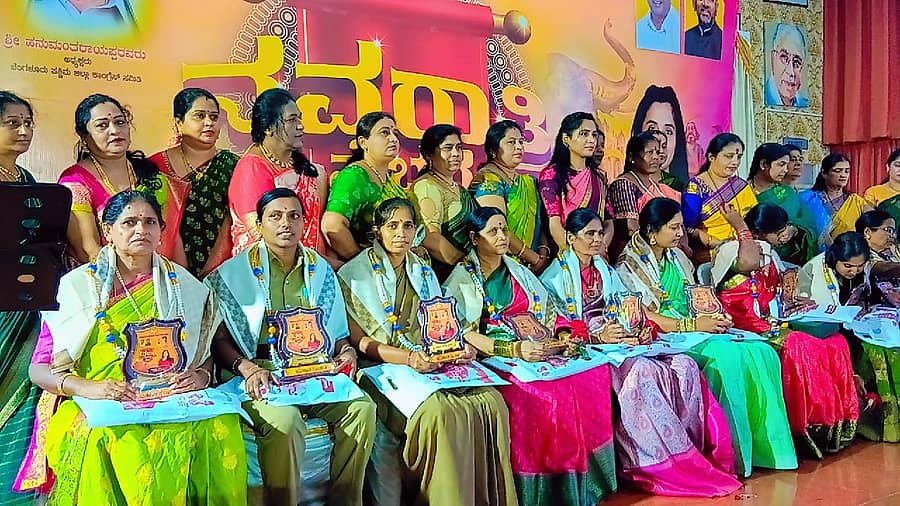 ನವರಾತ್ರಿ ವೈಭವದಲ್ಲಿ ವಿವಿಧ ಕ್ಷೇತ್ರಗಳ ಸಾಧಕಿಯರನ್ನು ಸನ್ಮಾನಿಸಲಾಯಿತು