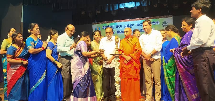 ಶಿವಮೊಗ್ಗ ಅಂಬೇಡ್ಕರ್ ಭವನದಲ್ಲಿ ಆಯೋಜಿಸಿದ್ದ ನಾರಾಯಣ ಗುರುಗಳ ಜಯಂತಿ ಮತ್ತುಪ್ರತಿಭಾ ಪುರಸ್ಕಾರ ಕಾರ್ಯಕ್ರಮವನ್ನು ನಿಟ್ಟೂರಿನ ನಾರಾಯಣಗುರು ಮಹಾಸಂಸ್ಥಾನ ಮಠದ ರೇಣುಕಾನಂದ ಸ್ವಾಮೀಜಿ ಉದ್ಘಾಟಿಸಿದರು