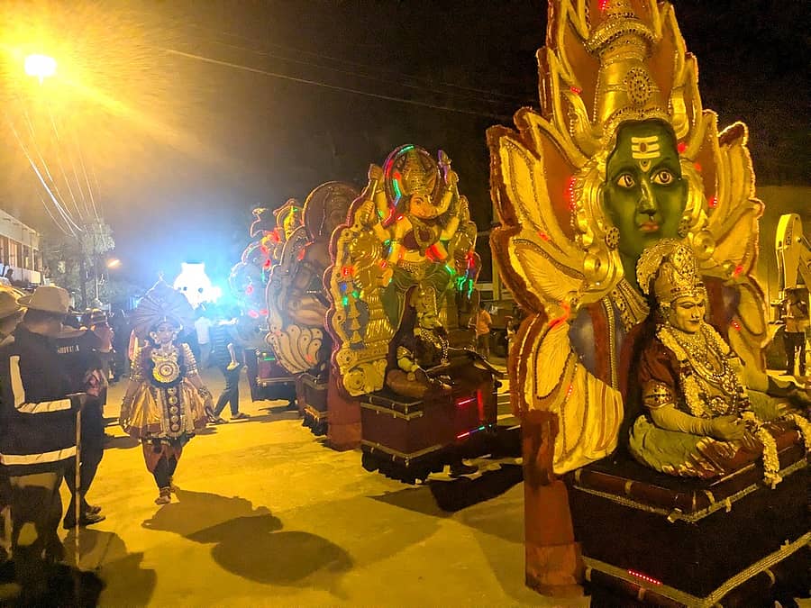 ಹೊಳೆನರಸೀಪುರದಲ್ಲಿ ನಡೆದ ಗಣೇಶೋತ್ಸವ ವಿಸರ್ಜನೆ ವೇಳೆ ವಿವಿಧ ಕಲಾ ತಂಡಗಳು ಮೆರವಣಿಗೆಯಲ್ಲಿ ಸಾಗಿದವು