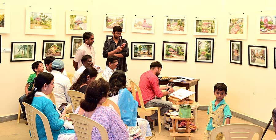 ಹುಬ್ಬಳ್ಳಿ ವಿದ್ಯಾನಗರದ ಮಿಣಜಗಿ ಗ್ಯಾಲರಿಯಲ್ಲಿ ಕಲಾವಿದ ಸಂತೋಷ್ ಅವರ ಕಲಾಕೃತಿಗಳ ಪ್ರದರ್ಶನದ ವೇಳೆ ಚಿತ್ರಕಲೆ ರಚನೆಯ ದೃಶ್ಯ... –ಪ್ರಜಾವಾಣಿ ಚಿತ್ರ: ಗೋವಿಂದರಾಜ ಜವಳಿ
