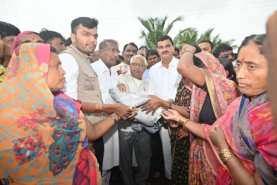 ಸೋಲಾಪುರ ಜಿಲ್ಲೆಯ ಮೊಹೋಳ ತಾಲ್ಲೂಕಿನ ನಂದಗಾವ ಗ್ರಾಮದಲ್ಲಿ ಕೃಷಿ ಸಚಿವ ದತ್ತಾತ್ರೇಯ ಭರ್ಣೆ ಅವರು ರೈತರಿಗೆ ಗೃಹೋಪಯೋಗಿ ಕಿಟ್ ವಿತರಿಸಿದರು