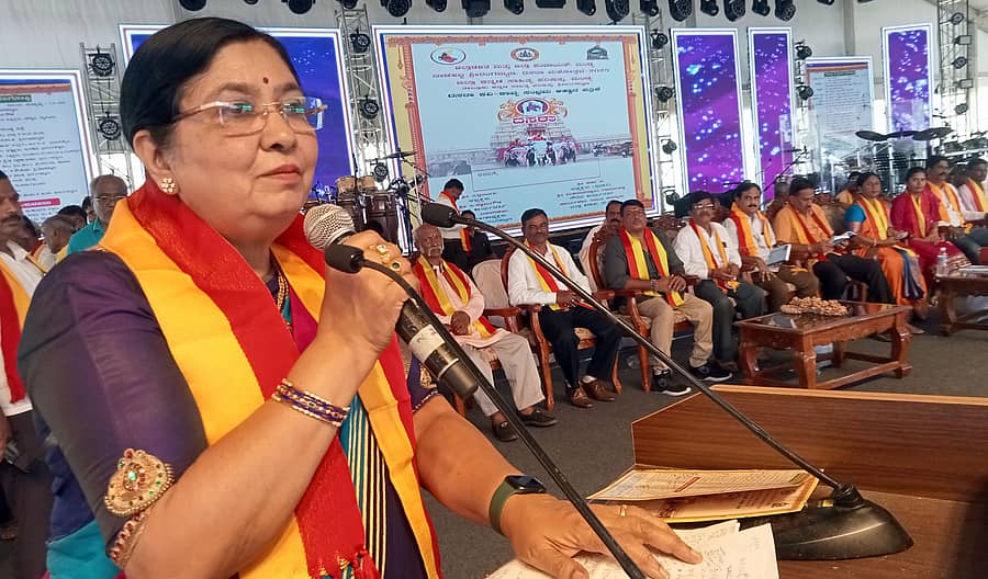 ಶ್ರೀರಂಗಪಟ್ಟಣದಲ್ಲಿ ದಸರಾ ಉತ್ಸವದ ಸಾಂಸ್ಕೃತಿಕ ಕಾರ್ಯಕ್ರಮಗಳ ಪ್ರಧಾನ ವೇದಿಕೆಯಲ್ಲಿ ಭಾನುವಾರ ನಡೆದ ಪ್ರಧಾನ ಕವಿಗೋಷ್ಠಿಯಲ್ಲಿ ಕಸಾಪ ಜಿಲ್ಲಾ ಘಟಕದ ಮಾಜಿ ಅಧ್ಯಕ್ಷೆ ಮೀರಾ ಶಿವಲಿಂಗಯ್ಯ ಅಧ್ಯಕ್ಷತೆ ವಹಿಸಿ ಮಾತನಾಡಿದರು