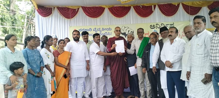 ವಿಜಯಪುರದಲ್ಲಿ ಸರ್ಕಾರಿ ವೈದ್ಯಕೀಯ ಕಾಲೇಜು ಸ್ಥಾಪಿಸಲು ಆಗ್ರಹಿಸಿ 11 ದಿನಗಳಿಂದ ನಡೆಯುತ್ತಿರುವ ಅನಿರ್ಧಿಷ್ಟಾವಧಿ ಧರಣಿಯಲ್ಲಿ ಭಾನುವಾರ ಚಾಮರಾಜನಗರದ ನಳಂದ ವಿಶ್ವವಿದ್ಯಾಲಯದ ಭಂತೆ ಬೋಧಿದತ್ತ ಭಾಗವಹಿಸಿ, ಬೆಂಬಲ ವ್ಯಕ್ತಪಡಿಸಿದರು