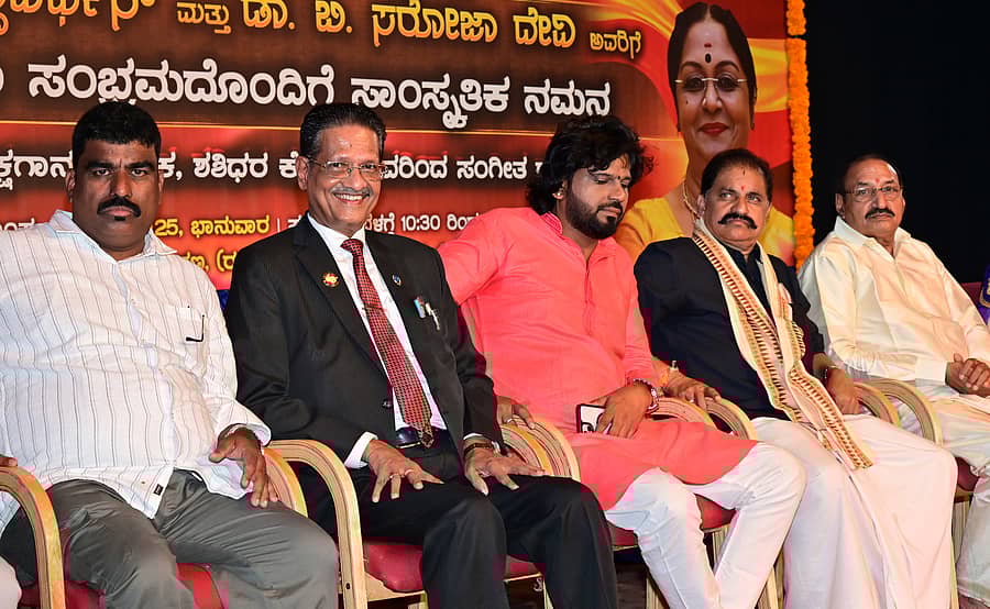 ಸಮಾರಂಭದಲ್ಲಿ (ಎಡದಿಂದ) ಗುತ್ತಿಗೆದಾರ ಜಯಪ್ರಕಾಶ್ ನಾಯಕ್, ಡಾ.ಕೆ.ಸಿ ಬಲ್ಲಾಳ್, ಚಲನಚಿತ್ರ ನಿರ್ಮಾಪಕ ಸುರೇಶ್ ಚಿತ್ರಾಪು, ಸುಂದರ್ ರಾಜ್ ರೈ ಮತ್ತು ಅಕಾಡೆಮಿ ಅಧ್ಯಕ್ಷ ಬೆಳುವಾಯಿ ನವೀನ ಹೆಗ್ಡೆ ಪಾಲ್ಗೊಂಡಿದ್ದರು
-ಪ್ರಜಾವಾಣಿ ಚಿತ್ರ