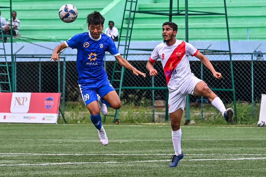 ಎಂಎಫ್‌ಎಆರ್‌ ಸ್ಟುಡೆಂಟ್ಸ್‌ ಯೂನಿಯನ್‌ ಎಫ್‌ಸಿ ತಂಡದ ಮಲ್ಸಾವ್ನ್‌ಡಾಂಗ್‌ ಕೀಮಾ (ಎಡ) ಅವರು ಚೆಂಡನ್ನು ಹೆಡ್‌ ಮಾಡಿದರು ಪ್ರಜಾವಾಣಿ ಚಿತ್ರ: ಪುಷ್ಕರ್‌ ವಿ.