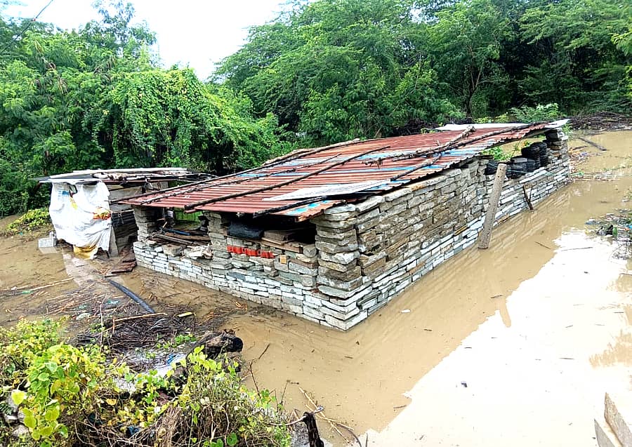 ಚಿತ್ತಾಪುರ ತಾಲ್ಲೂಕಿನ ಮುಡಬೂಳ ಗ್ರಾಮದ ಮನೆಯೊಂದು ಶನಿವಾರ ಪ್ರವಾಹದಲ್ಲಿ ಸಂಪೂರ್ಣ ಜಲಾವೃತವಾಗಿದೆ
