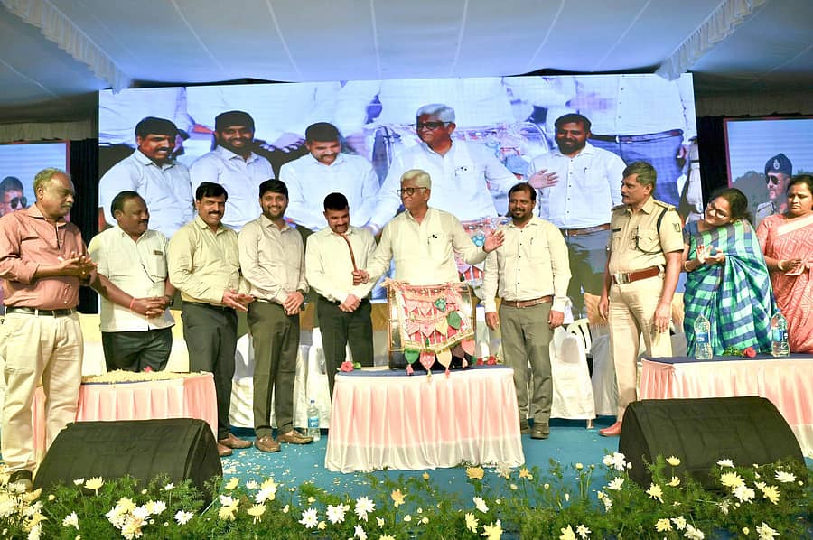 ಸಿಂಧನೂರಿನ ಸತ್ಯಗಾರ್ಡನ್ನಲ್ಲಿ ಶನಿವಾರ ಸಂಜೆ ಹಮ್ಮಿಕೊಂಡಿದ್ದ ಶಿಕ್ಷಣ ದಸರಾದ ವಿಶೇಷ ಉಪನ್ಯಾಸ ಕಾರ್ಯಕ್ರಮವನ್ನು ಶಾಸಕ ಹಂಪನಗೌಡ ಬಾದರ್ಲಿ ಡೋಲು ಬಾರಿಸುವ ಮೂಲಕ ಉದ್ಘಾಟಿಸಿದರು