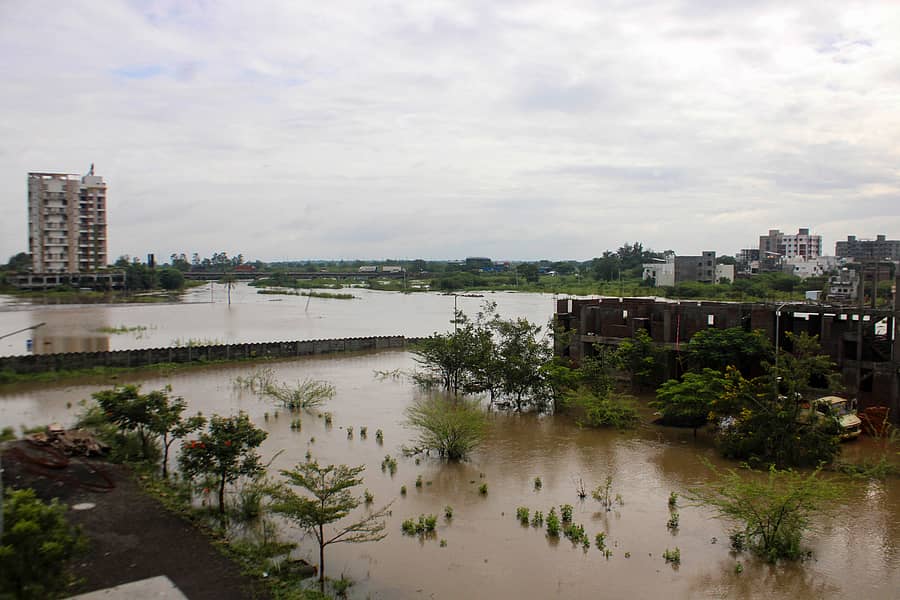 ಮಹಾರಾಷ್ಟ್ರದ ಸೋಲಪುರದ ವಸತಿ ಪ್ರದೇಶವು ಪ್ರವಾಹದ ನೀರಿನಿಂದ ಭಾನುವಾರ ಆವೃತಗೊಂಡಿತ್ತು– ಪಿಟಿಐ ಚಿತ್ರ
