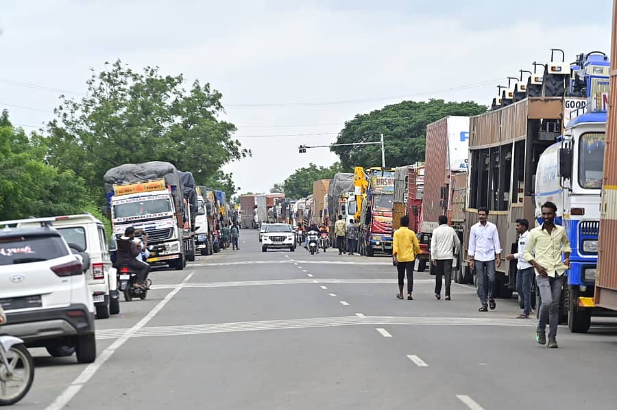 <div class="paragraphs"><p>ಪ್ರವಾಹದಿಂದ ಕಲಬುರಗಿ-ಜೇವರ್ಗಿ ಸೇತುವೆ ಮುಳುಗಡೆ: ಊಟಕ್ಕೆ ಪರದಾಡಿದ ಲಾರಿ ಚಾಲಕರು</p></div>