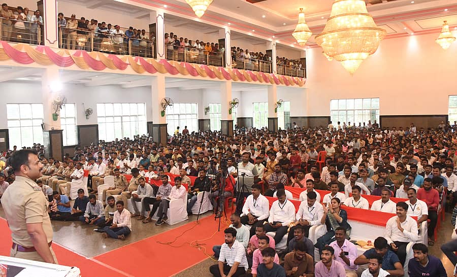 ಧಾರವಾಡದ ಮಗದುಮ್ಮ ಕಲ್ಯಾಣ ಆನಂದ ಮಂಟಪದಲ್ಲಿ ನಡೆದ ಕಾರ್ಯಾಗಾರದಲ್ಲಿ ಪಿಎಸ್ಐ ಮಂಜುನಾಥ ಟಿ.ಎಂ ಮಾತನಾಡಿದರು. ಸ್ಪರ್ಧಾ ಪರೀಕ್ಷೆಗಳ ಆಕಾಂಕ್ಷಿಗಳು ಭಾಗವಹಿಸಿದ್ದರು