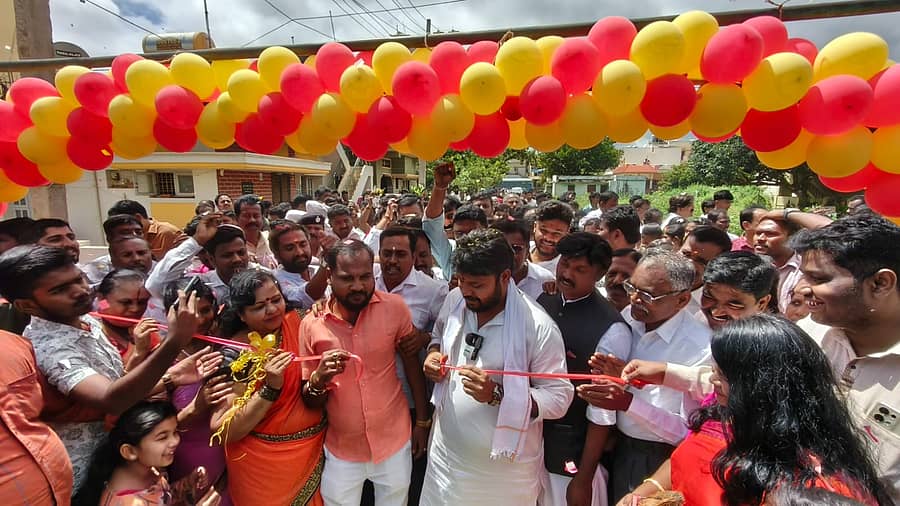 ಚಿಕ್ಕಬಳ್ಳಾಪುರ ನಾಲ್ಕನೇ ವಾರ್ಡ್‌ನ ಪ್ರಶಾಂತ ನಗರದಲ್ಲಿ ಶಾಸಕ ಪ್ರದೀಪ್ ಈಶ್ವರ್ ಸಿಸಿ ರಸ್ತೆ ಉದ್ಘಾಟಿಸಿದರು 
