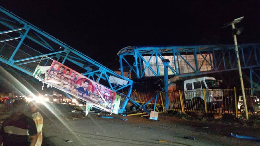 ಕೋಲಾರ ನಗರ ಹೊರವಲಯದಲ್ಲಿರುವ ರಾಷ್ಟ್ರೀಯ ಹೆದ್ದಾರಿ-75ರಲ್ಲಿ ಟ್ರಕ್ ಡಿಕ್ಕಿ ಹೊಡೆದ ರಭಸಕ್ಕೆ ಸ್ಕೈವಾಕ್ ಕುಸಿದು ಬಿದ್ದಿತು