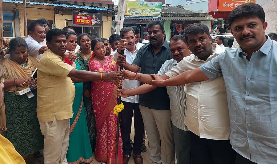 ಬಿಡದಿ ಪುರಸಭೆ ವ್ಯಾಪ್ತಿಯಲ್ಲಿ ವಿವಿಧ ಅಭಿವೃದ್ಧಿ ಕಾಮಗಾರಿಗಳಿಗೆ ಮಾಗಡಿ ಶಾಸಕ ಎಚ್.ಸಿ. ಬಾಲಕೃಷ್ಣ ಸೋಮವಾರ ಭೂಮಿಪೂಜೆ ನೆರವೇರಿಸಿದರು. ಪುರಸಭೆ ಅಧ್ಯಕ್ಷ ಹರಿಪ್ರಸಾದ್, ಉಪಾಧ್ಯಕ್ಷೆ ಮಂಜುಳಾ ಗೋವಿಂದಯ್ಯ, ಸದಸ್ಯರು ಹಾಗೂ ಸ್ಥಳೀಯ ಮುಖಂಡರು ಇದ್ದಾರೆ