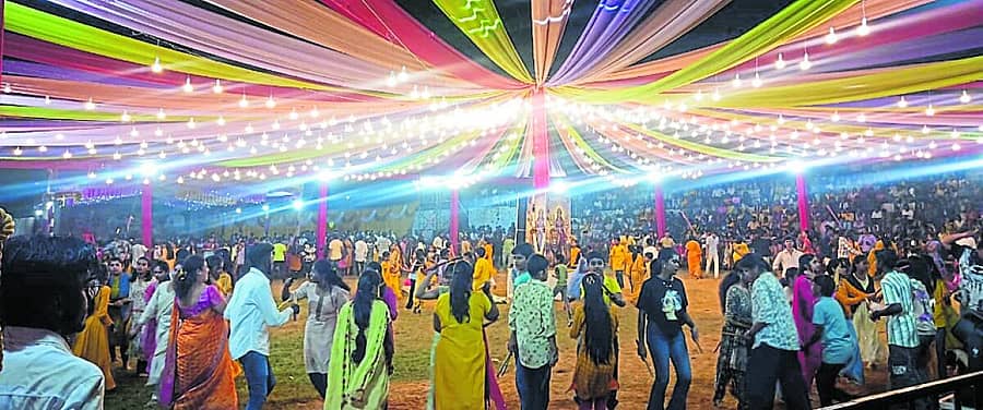 <div class="paragraphs"><p>ದಾಂಡೇಲಿ ಹಳೇ ನಗರಸಭೆ ಮೈದಾನದಲ್ಲಿ ಆಯೋಜಿಸಲಾದ ದಾಂಡಿಯಾ ಮೈದಾನದಲ್ಲಿ ದಾಂಡಿಯಾ ಪ್ರಿಯರು ನೃತ್ಯ ಮಾಡಿ ಸಂಭ್ರಮಿಸಿದರು</p></div>