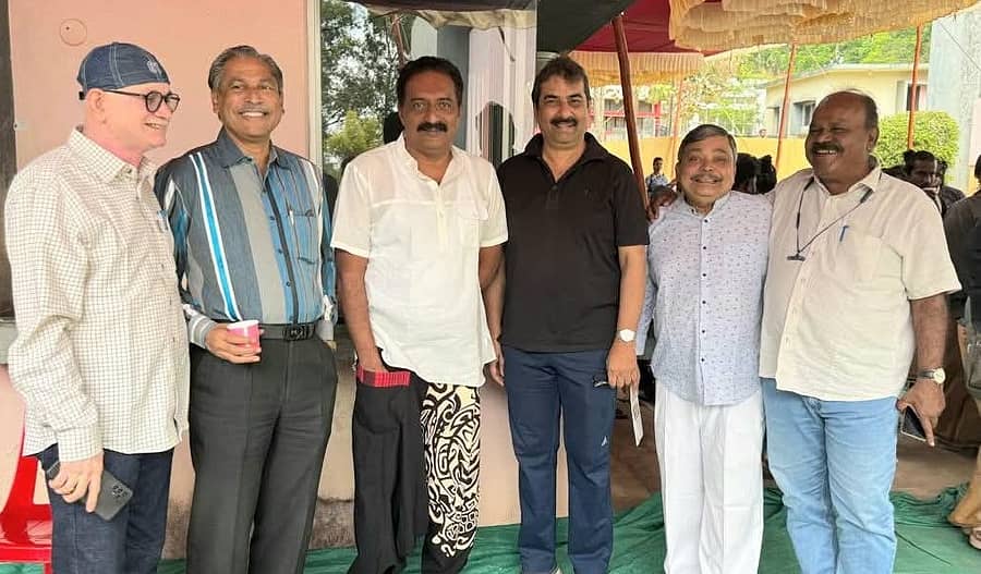 ಧಾರವಾಡದದಲ್ಲಿ ರಂಗಕರ್ಮಿಗಳಾದ ಪ್ರಕಾಶ ಗರುಡ. ಶಶಿಧರ ನರೇಂದ್ರ, ಪ್ರಕಾಶ ರೈ, ಸುಂದರ, ಡಿ.ಎಸ್. ಚೌಗಲೆ ಅವರ ಜೊತೆ ಯಶವಂತ ಸರದೇಶಪಾಂಡೆ