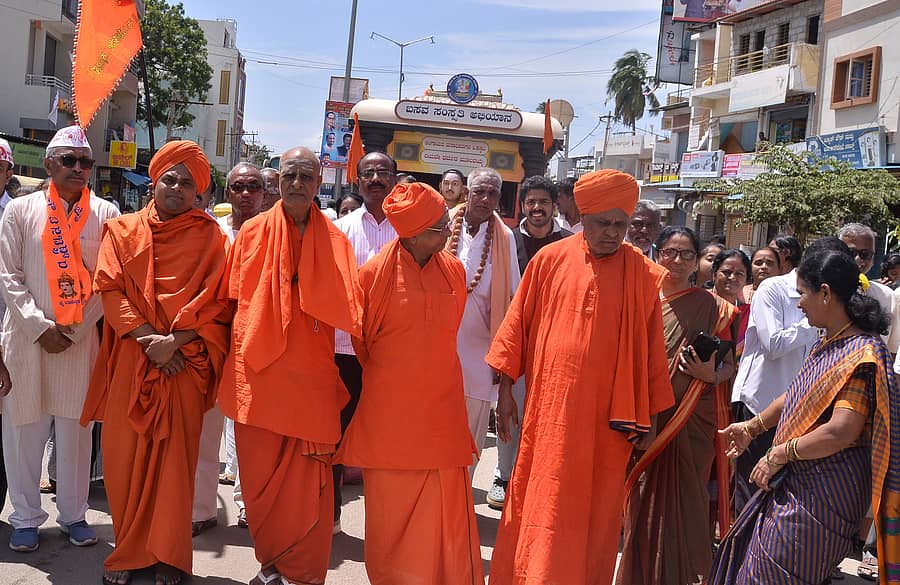 ಕೋಲಾರದಲ್ಲಿ ಸೋಮವಾರ ಬಸವ ಸಂಸ್ಕೃತಿ ಅಭಿಯಾನ‌ ಅಂಗವಾಗಿ ಹಮ್ಮಿಕೊಂಡಿದ್ದ ಸೌಹಾರ್ದ ಮಾನವತೆಯ ನಡಿಗೆಯಲ್ಲಿ ಸ್ವಾಮೀಜಿಗಳು, ಮುಖಂಡರು, ವಿದ್ಯಾರ್ಥಿಗಳು ಪಾಲ್ಗೊಂಡಿದ್ದರು