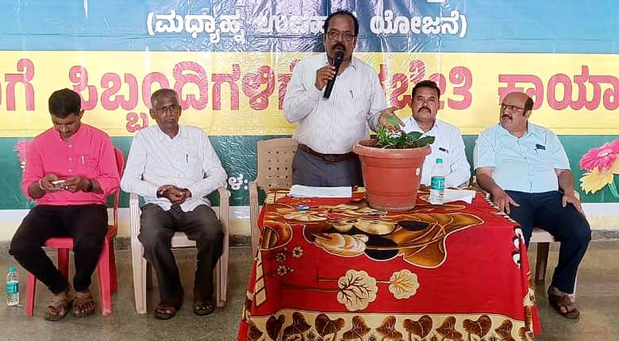 ಹೊಳಲ್ಕೆರೆಯಲ್ಲಿ ಸೋಮವಾರ ನಡೆದ ಅಡುಗೆ ಸಿಬ್ಬಂದಿ ತರಬೇತಿ ಕಾರ್ಯಾಗಾರದಲ್ಲಿ ಕ್ಷೇತ್ರ ಶಿಕ್ಷಣಾಧಿಕಾರಿ ಎಚ್.ಶ್ರೀನಿವಾಸ್ ಮಾತನಾಡಿದರು.