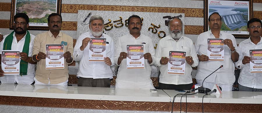 ಕೋಲಾರದಲ್ಲಿ ಸೋಮವಾರ ಪತ್ರಿಕಾಗೋಷ್ಠಿಯಲ್ಲಿ ಶಾಶ್ವತ ನೀರಾವರಿ ಹೋರಾಟ ಸಮಿತಿ ಅಧ್ಯಕ್ಷ ಆರ್.ಆಂಜನೇಯರೆಡ್ಡಿ, ಸಂಚಾಲಕರು ಹಾಗೂ ಸದಸ್ಯರು ಜಲಾಗ್ರಹದ ಕರಪತ್ರ ಬಿಡುಗಡೆ ಮಾಡಿದರು