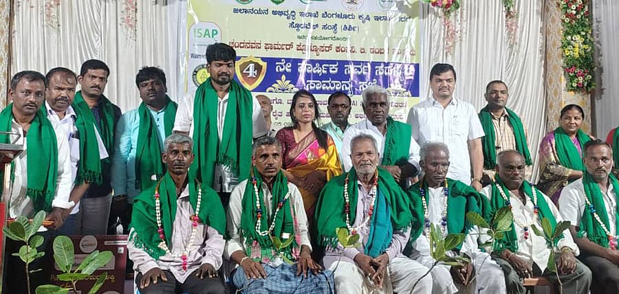 ಮುಂಡರಗಿ ತಾಲ್ಲೂಕಿನ ಡಂಬಳ ಗ್ರಾಮದಲ್ಲಿ ಚಂದನವನ ರೈತ ಉತ್ಪಾದಕ ಕಂಪನಿ ವಾರ್ಷಿಕೋತ್ಸವದಲ್ಲಿ ಸಾಧಕ ರೈತರಿಗೆ ಸನ್ಮಾನಿಸಲಾಯಿತು