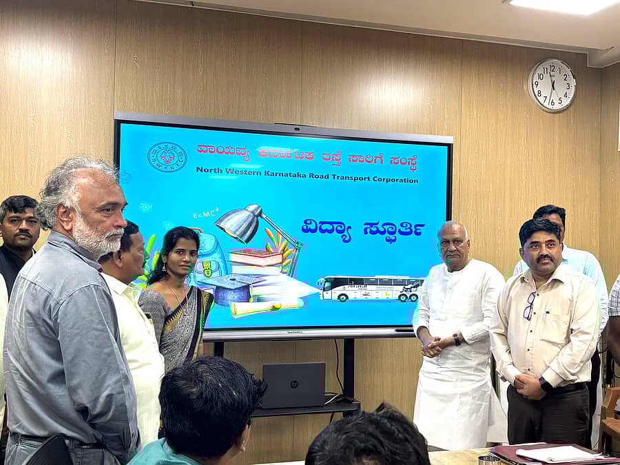 ಹುಬ್ಬಳ್ಳಿಯಲ್ಲಿನ ವಾಯವ್ಯ ಕರ್ನಾಟಕ ರಸ್ತೆ ಸಾರಿಗೆ ಸಂಸ್ಥೆಯ ಕೇಂದ್ರ ಕಚೇರಿಯಲ್ಲಿ ಸಂಸ್ಥೆಯ ಅಧ್ಯಕ್ಷ ಭರಮಗೌಡ (ರಾಜು) ಕಾಗೆ ವಿದ್ಯಾ ಸ್ಫೂರ್ತಿ ಯೋಜನೆಯ ತಂತ್ರಾಂಶವನ್ನು ಸೋಮವಾರ ಉದ್ಘಾಟಿಸಿದರು