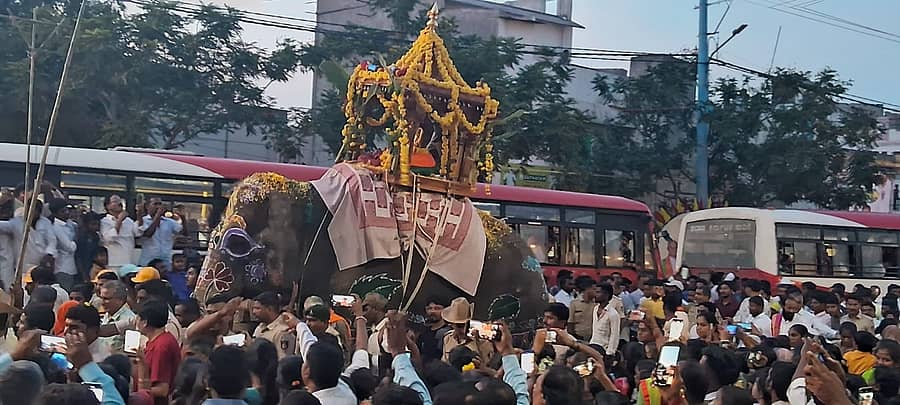 ಸಿಂಧನೂರಲ್ಲಿ 2024ರಲ್ಲಿ ನಡೆದ ದಸರಾ ಉತ್ಸವದಲ್ಲಿ ಆನೆಯ ಮೇಲೆ ಅಂಬಾದೇವಿ ಅಂಬಾರಿ ಮೆರವಣಿಗೆ ನಡೆಸಿದ ದೃಶ್ಯ