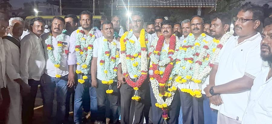 ಮಳವಳ್ಳಿಯ ತಾಲ್ಲೂಕು ವ್ಯವಸಾಯೋತ್ಪನ್ನಗಳ ಮಾರಾಟ ಮತ್ತು ರೂಪಾಂತರಗೊಳಿಸುವ ಸಹಕಾರ ಸಂಘ(ಟಿಎಪಿಸಿಎಂಎಸ್)ದ ಚುನಾವಣೆಯಲ್ಲಿ ಗೆಲುವು ಸಾಧಿಸಿದ ಕಾಂಗ್ರೆಸ್ ಬೆಂಬಲಿತರನ್ನು ಮುಖಂಡರು ಅಭಿನಂದಿಸಿದರು