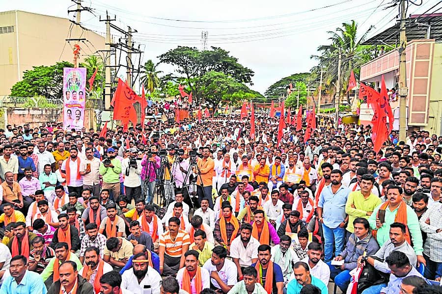 <div class="paragraphs"><p>ದಾವಣಗೆರೆಯ ಮಟ್ಟಿಕಲ್ ಬಳಿ ಹಿಂದೂ ಸುರಕ್ಷಾ ಸಮಿತಿ ದಾವಣಗೆರೆ ಆಯೋಜಿಸಿದ್ದ ಹಿಂದೂಗಳ ಮೇಲಿನ ದೌರ್ಜನ್ಯ ವಿರೋಧಿಸಿ ನಡೆಸಿದ ಪ್ರತಿಭಟನಾ ಸಭೆಯಲ್ಲಿ ಸೇರಿದ್ದ ಹಿಂದೂ ಮುಖಂಡರು ಹಾಗೂ ನಾಗರಿಕರು –ಪ್ರಜಾವಾಣಿ ಚಿತ್ರ</p></div>