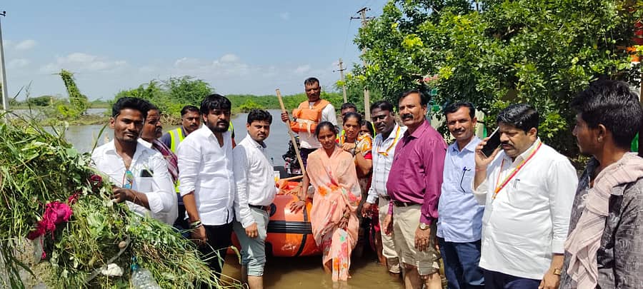 ಜೇವರ್ಗಿ : ತಾಲ್ಲೂಕಿನ ಮಂದರವಾಡ ಗ್ರಾಮದಲ್ಲಿನ ಜನರನ್ನು ಕಾಳಜಿ ಕೇಂದ್ರಗಳಿಗೆ ಸ್ಥಳಾಂತರ ಮಾಡಲಾಯಿತು. ತಹಶೀಲ್ದಾರ್ ಮಲ್ಲಣ್ಣ ಯಲಗೋಡ, ತಾಪಂ ಇಒ ರವಿಚಂದ್ರರೆಡ್ಡಿ, ಪುರಸಭೆ ಮುಖ್ಯಾಧಿಕಾರಿ ಶಂಭುಲಿಂಗ ದೇಸಾಯಿ, ಗುರುಶಾಂತಯ್ಯ ಗದ್ದಗಿಮಠ ಇದ್ದರು