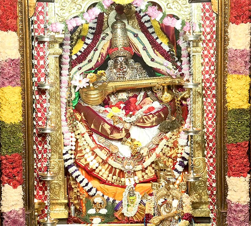 ವೀಣಾಶಾರದಾಲಂಕಾರದಲ್ಲಿ ಸೋಮವಾರ ಕಂಗೊಳಿಸಿದ ಶೃಂಗೇರಿ ಶಾರದಾಂಬೆ