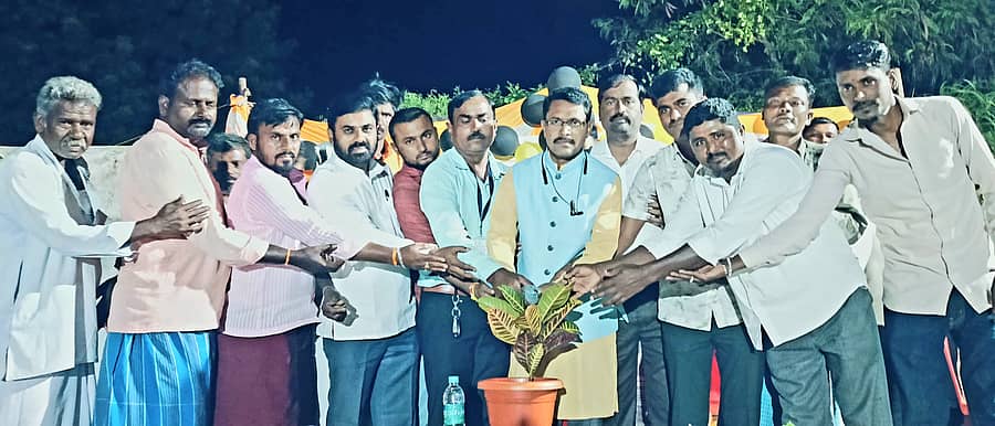 ಕನಕಗಿರಿ ಸಮೀಪದ ಹನುಮನಾಳ ಗ್ರಾಮದಲ್ಲಿ ಭಾನುವಾರ ನಡೆದ ಎನ್ಎಸ್ಎಸ್ ವಾರ್ಷಿಕ ವಿಶೇಷ ಶಿಬಿರದ ಉಪನ್ಯಾಸ ಕಾರ್ಯಕ್ರಮವನ್ನು ಗಾಯಕ ಜೀವನಸಾಬ ಬಿನ್ನಾಳ ಉದ್ಘಾಟಿಸಿದರು