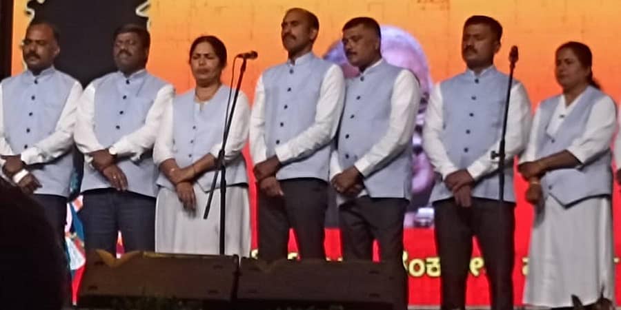 ಗೋಣಿಕೊಪ್ಪಲು ದಸರಾದಲ್ಲಿ ಜಿಲ್ಲಾ ಪೊಲೀಸ್ ವೇದಿಕೆಯಿಂದ ಭಾನುವಾರ ನಡೆದ ಸಾಂಸ್ಕೃತಿಕ ಕಾರ್ಯಕ್ರಮದಲ್ಲಿ ಪೊಲೀಸರು ಸುಶ್ರಾವ್ಯವಾಗಿ ಹಾಡಿದರು