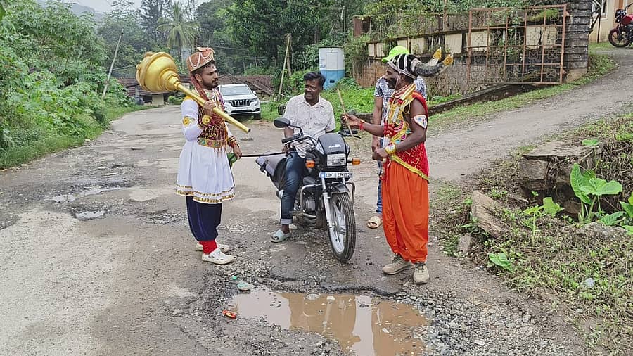 ಮೂಡಿಗೆರೆ ತಾಲ್ಲೂಕಿನ ನಿಡುವಾಳೆಯಲ್ಲಿ ಸೋಮವಾರ ರಸ್ತೆ ಗುಂಡಿಗಳ ಬಗ್ಗೆ ಯಮ ಚಿತ್ರಗುಪ್ತನ ವೇಷ ಧರಿಸಿ ಜಾಗೃತಿ ಮೂಡಿಸಿದ ನವೀನ್ ಹಾವಳಿ, ರಮೇಶ್ ಯಾದವ್
