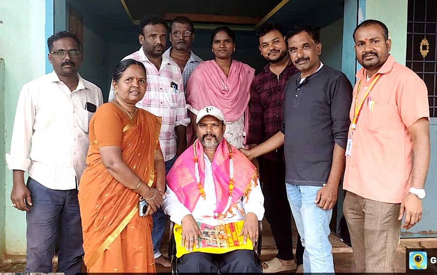 ಬಸವಾಪಟ್ಟಣ ಸಮೀಪದ ಚಿರಡೋಣಿ ಬಾಲಕಿಯರ ಸರ್ಕಾರಿ ಹಿರಿಯ ಪ್ರಾಥಮಿಕ ಶಾಲೆಯ ಶಿಕ್ಷಕ ಎಚ್.ಆರ್.ಸತೀಶ್ ಏಳು ದಿನಗಳಲ್ಲಿ ಜಾತಿ ಸಮೀಕ್ಷೆ ಪೂರೈಸಿ ಜಿಲ್ಲೆಗೆ ಪ್ರಪ್ರಥಮರಾಗಿದ್ದು, ಸೋಮವಾರ ಇಲ್ಲಿನ ನಾಡಕಛೇರಿಯಲ್ಲಿ ಉಪ ತಹಶೀಲ್ದಾರ್ ನೀಲಮ್ಮ ಸತೀಶ್ ಅವರನ್ನು ಅಭಿನಂದಿಸಿದರು.