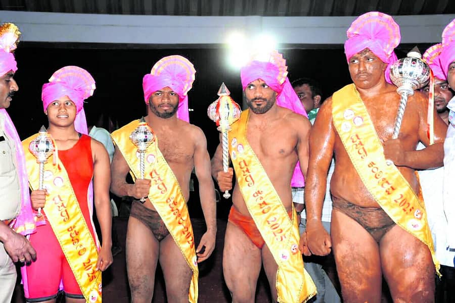 <div class="paragraphs"><p>(ಎಡದಿಂದ) ದಸರಾ ಕುಸ್ತಿಯಲ್ಲಿ ಸ್ವಾತಿ ಪಾಟೀಲ– ‘ದಸರಾ ಕಿಶೋರಿ’, ಕೊರವರ ಸಂಜೀವ ‘ದಸರಾ ಕಿಶೋರ’, ಮಂಜುನಾಥ ‘ದಸರಾ ಕೇಸರಿ’ ಹಾಗೂ ಕಾಮೇಶ್‌ ಪಾಟೀಲ ‘ದಸರಾ ಕಂಠೀರವ’ ಪ್ರಶಸ್ತಿ ಪಡೆದರು </p></div>