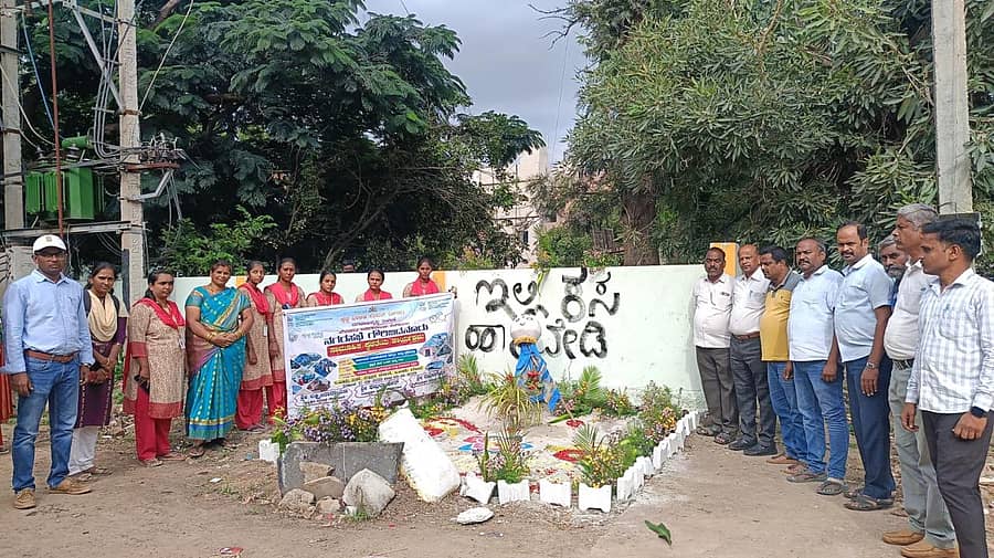 ಗೌರಿಬಿದನೂರು ನಗರಸಭೆ ವತಿಯಿಂದ ಸ್ವಚ್ಛತೆಯೇ ಸೇವೆ ಅಡಿ ಬ್ಲಾಕ್ ಸ್ಪಾಟ್ ಅಂದಗೊಳಿಸುವ ಕಾರ್ಯಕ್ರಮವನ್ನು ಸೋಮವಾರ ಹಮ್ಮಿಕೊಳ್ಳಲಾಗಿತ್ತು