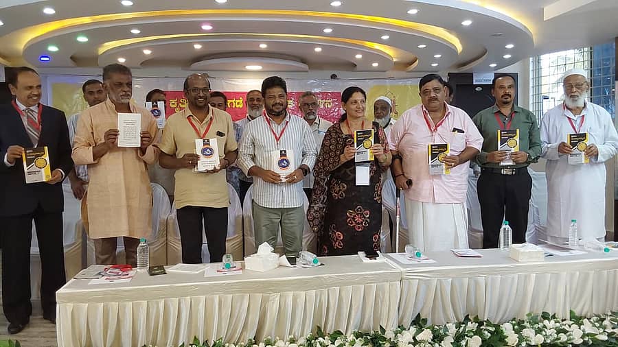 ಕುಶಾಲನಗರದಲ್ಲಿ ಪೈಗಂಬರ್ ಮೊಹಮ್ಮದ್ ಸೀರತ್ ಅಭಿಯಾನದ ಅಂಗವಾಗಿ ಹೊರತಂದ ಕೃತಿಗಳನ್ನು ಸಾಹಿತಿ ಭಾರದ್ವಾಜ್ ಕೆ.ಆನಂದತೀರ್ಥ ಬಿಡುಗಡೆಗೊಳಿಸಿದರು