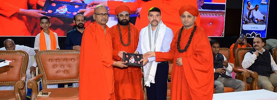 ಚಿತ್ರದುರ್ಗದ ಮುರುಘಾ ಮಠದಲ್ಲಿ ಸೋಮವಾರ ಆಯೋಜಿಸಿದ್ದ ಯುವಜನೋತ್ಸವದಲ್ಲಿ ಡಿಐಜಿ ರವಿ ಡಿ.ಚನ್ನಣ್ಣವರ್ ಅವರನ್ನು ಶರಣರು ಗೌರವಿಸಿದರು