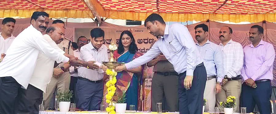 <div class="paragraphs"><p>ಬೇಲೂರು ತಾಲ್ಲೂಕಿನ ಅರೇಹಳ್ಳಿಯಲ್ಲಿ ಜಿಲ್ಲಾಡಳಿತ ಮತ್ತು ಅರಣ್ಯ ಇಲಾಖೆಯಿಂದ ಆಯೋಜಿಸಿದ್ದ ಆನೆ, ಮಾನವ ಸಂಘರ್ಷ ಆತ್ಮವಿಶ್ವಾಸ ಕಾರ್ಯಾಗಾರ ಮತ್ತು ಜನಸ್ಪಂದನ ಸಭೆಯನ್ನು ಜಿಲ್ಲಾಧಿಕಾರಿ ಕೆ.ಎಸ್. ಲತಾಕುಮಾರಿ ಉದ್ಘಾಟಿಸಿದರು. </p></div>