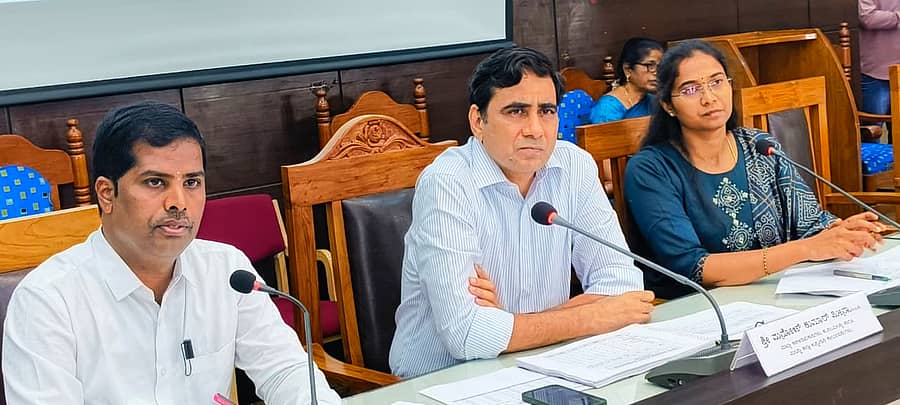 ಮಂಡ್ಯ ಜಿಲ್ಲಾ ಪಂಚಾಯಿತಿ ಕಾವೇರಿ ಸಭಾಂಗಣದಲ್ಲಿ ಸೋಮವಾರ ಜಿಲ್ಲಾ ಉಸ್ತುವಾರಿ ಕಾರ್ಯದರ್ಶಿ ಮನೋಜ್‌ ಕುಮಾರ್‌ ಮೀನಾ ಅಧ್ಯಕ್ಷತೆಯಲ್ಲಿ ಸಭೆ ನಡೆಯಿತು. ಜಿಲ್ಲಾಧಿಕಾರಿ ಕುಮಾರ, ಜಿಲ್ಲಾ ಪಂಚಾಯಿತಿ ಸಿಇಒ ಕೆ.ಆರ್‌.ನಂದಿನಿ ಪಾಲ್ಗೊಂಡಿದ್ದರು 