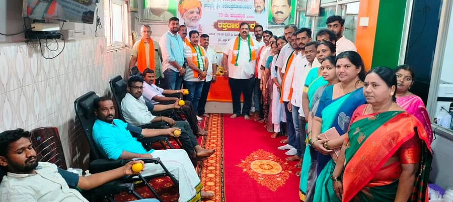 ಕಡೂರಿನ ಬಿಜೆಪಿ ಕಚೇರಿಯಲ್ಲಿ ಪ್ರಧಾನಿ ನರೇಂದ್ರ ಮೋದಿಯವರ 75ನೇ ಜನ್ಮದಿನದ ಅಂಗವಾಗಿ ಸೋಮವಾರ ನಡೆದ ರಕ್ತದಾನ ಶಿಬಿರಕ್ಕೆ ಅಪೆಕ್ಸ್‌ ಬ್ಯಾಂಕ್‌ ಅಧ್ಯಕ್ಷ ಬೆಳ್ಳಿಪ್ರಕಾಶ್‌ ಚಾಲನೆ ನೀಡಿದರು. ರವೀಂದ್ರ ಬೆಳವಾಡಿ, ಸಂತೋಷ್‌ ಕೋಟ್ಯಾನ್‌, ದೇವಾನಂದ್‌ ಮತ್ತು ರಕ್ತದಾನಿಗಳು, ಕಾರ್ಯಕರ್ತರು ಇದ್ದರು   