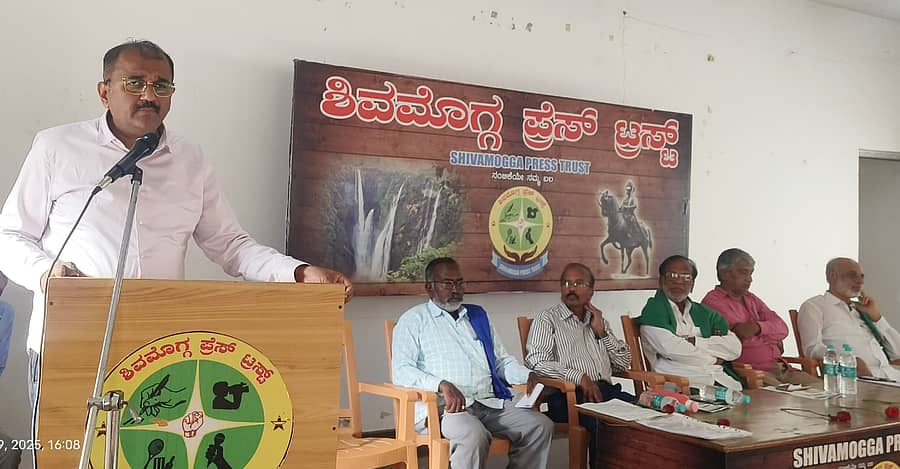 ಶಿವಮೊಗ್ಗ ಪ್ರೆಸ್‌ ಟ್ರಸ್ಟ್ ಆವರಣದಲ್ಲಿ ಆಯೋಜಿಸಿದ್ದ ಸಂವಾದ ಕಾರ್ಯಕ್ರಮದಲ್ಲಿ ಡಾ.ಧನಂಜಯ ಸರ್ಜಿ ಮಾತನಾಡಿದರು