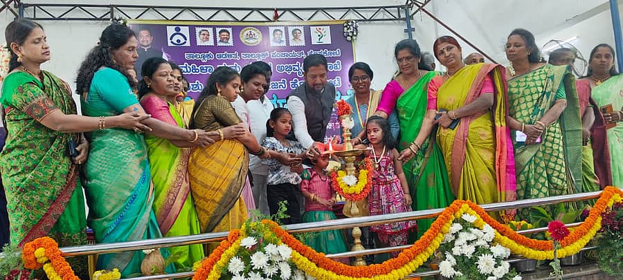 ಹೊಸಕೋಟೆ ಅಂಬೇಡ್ಕರ್ ಭವನದಲ್ಲಿ ಆಯೋಜಿಸಿದ್ದ ಪೋಷಣ್ ಮಾಸಚಾರಣೆಯನ್ನು ಶಾಸಕ ಶರತ್ ಬಚ್ಚೇಗೌಡ ಉದ್ಘಾಟಿಸಿದರು