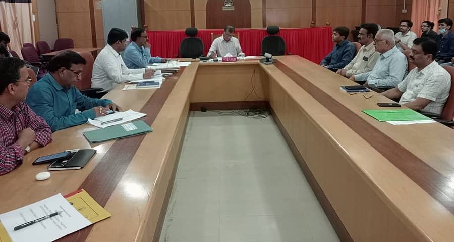 ದಾವಣಗೆರೆಯ ಜಿಲ್ಲಾಧಿಕಾರಿ ಕಚೇರಿ ಸಭಾಂಗಣದಲ್ಲಿ ಸೋಮವಾರ ನಡೆದ ಜಿಲ್ಲಾ ಮಟ್ಟದ ಕೆಪಿಎಂಇ ನೋಂದಣಿ ಮತ್ತು ಕುಂದುಕೊರತೆ ನಿವಾರಣಾ ಸಮಿತಿ ಸಭೆಯಲ್ಲಿ ಜಿಲ್ಲಾಧಿಕಾರಿ ಜಿ.ಎಂ. ಗಂಗಾಧರಸ್ವಾಮಿ ಮಾತನಾಡಿದರು